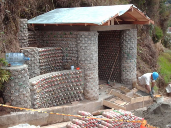 Una construcción hecha con eco-ladrillos.