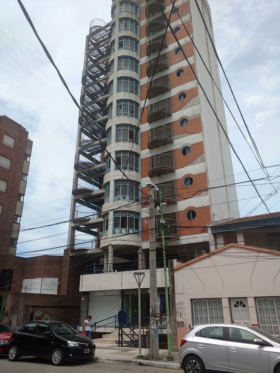 El edificio de la Sociedad Italiana está abandonado y muchos jóvenes lo usan para hacer vandalismo.