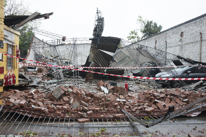 Provincia de Buenos Aires localidad Merlo 29 abril 2018 Cochera que se le volo el techo calle Avellaneda 637 foto Rolando Andrade Stracuzzi ley 11723