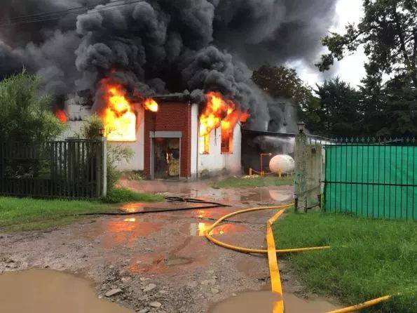 bomberos-de-gr-en-incendio-quimica-lujan-1