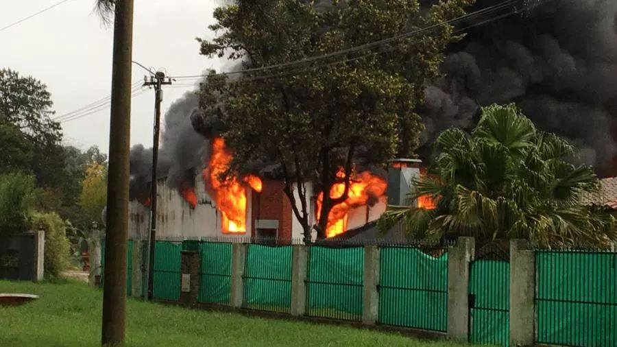 bomberos-de-gr-en-incendio-quimica-lujan-2