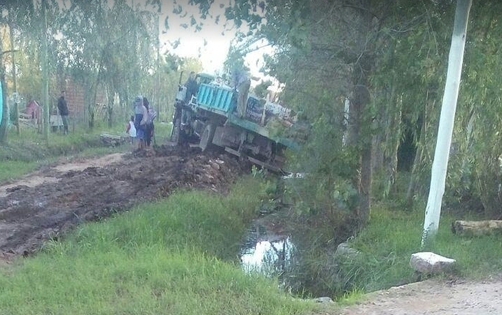 camion-encajado-en-los-aromos-2