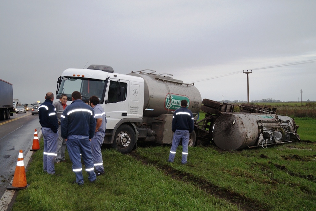 camion-la-serenisima-volco-acoplado-chivilcoy-1