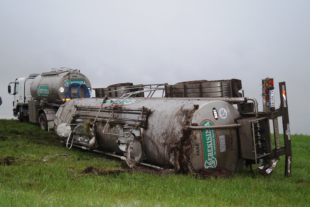 camion-la-serenisima-volco-acoplado-chivilcoy-3