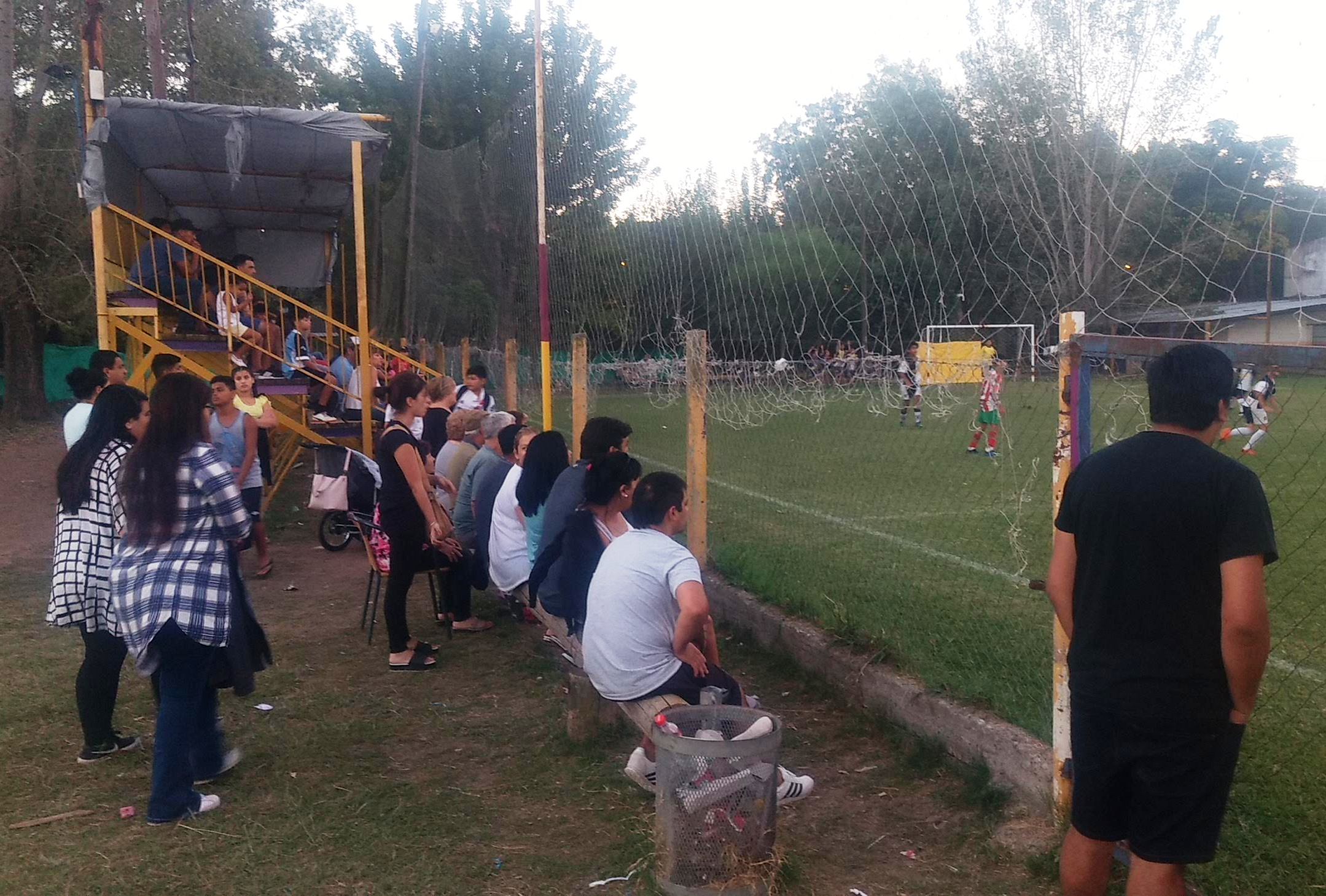 club-parque-irigoyen-tribuna-1