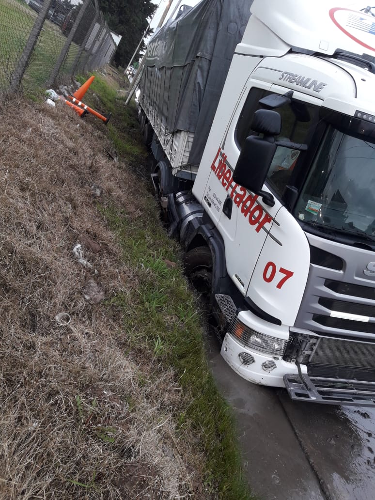 camion-encajado-corrientes-ruta-24-2