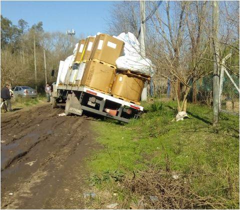 camion-encajado-el-casco