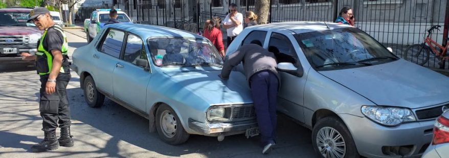 choque-renault-12-frente-escuela-1-1