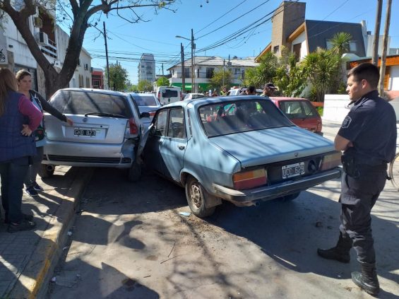 choque-renault-12-frente-escuela-1-2