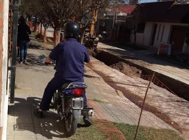 imprudencia-motociclistas-obra-hidraulica-2