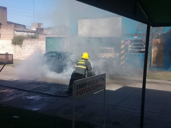 bomberos-apagaron-incendio-auto-1