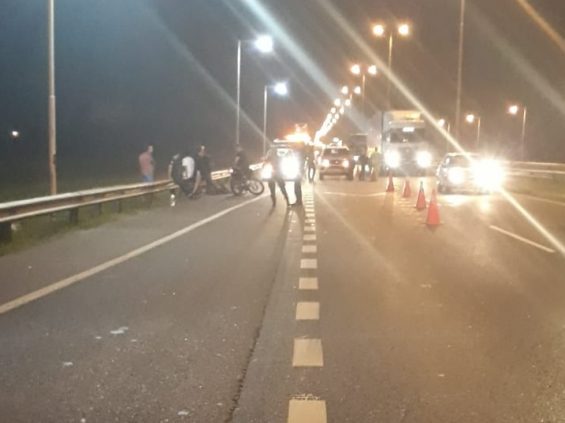 camion-choco-dos-motos-autopista-noviembre
