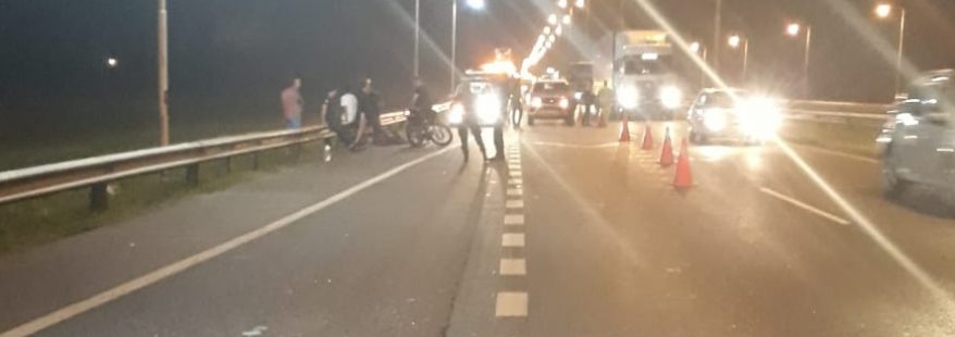 camion-choco-dos-motos-autopista-noviembre