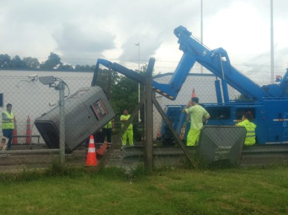 camion-engancho-garita-autopista-3