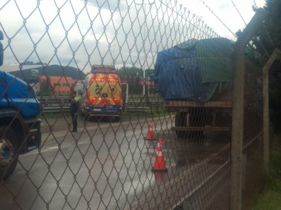 camion-engancho-garita-autopista-4