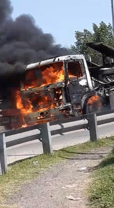 camion-incendiado-puente-alvarez-3