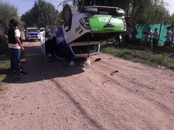 movil-policial-volco-en-agua-de-oro-1