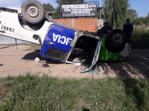 movil-policial-volco-en-agua-de-oro-3