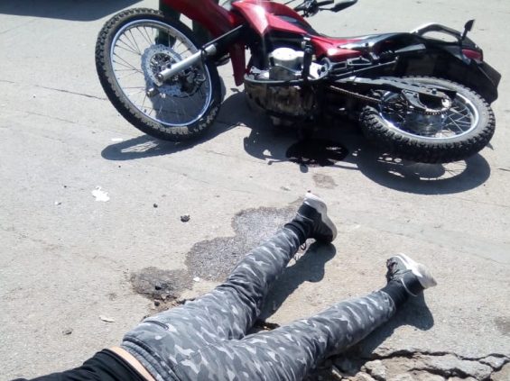moto-embistio-adolescente-frente-a-escuela-tapie