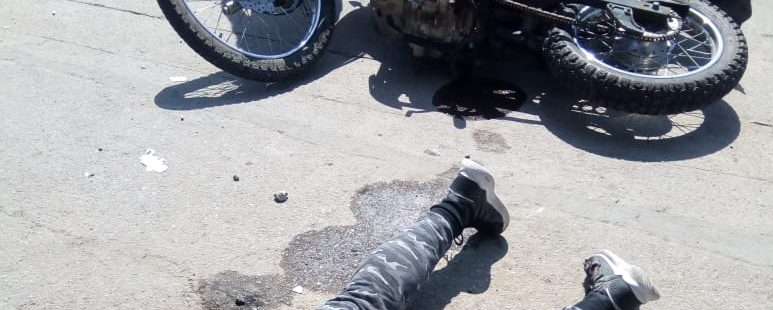 moto-embistio-adolescente-frente-a-escuela-tapie