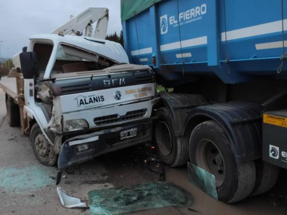 choque-camion-auto-camion-ruta-24-4