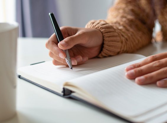 manos-escritura-cuadernos