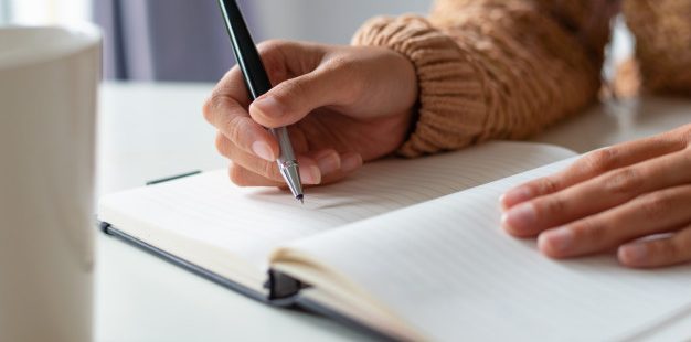 manos-escritura-cuadernos