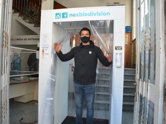 mauro-en-la-cabina-sanitizante